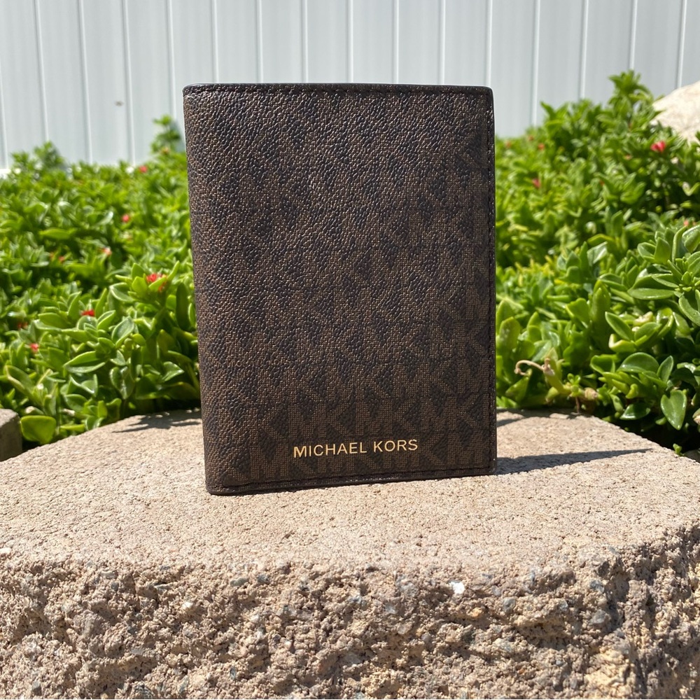 Michael Kors Jet set monogram passport wallet